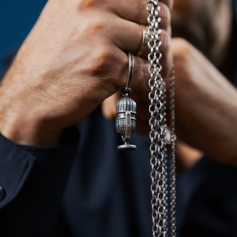 Brelok mikrofon z kolekcji Colibra x Pan Lektor (AP24/PAN/01)