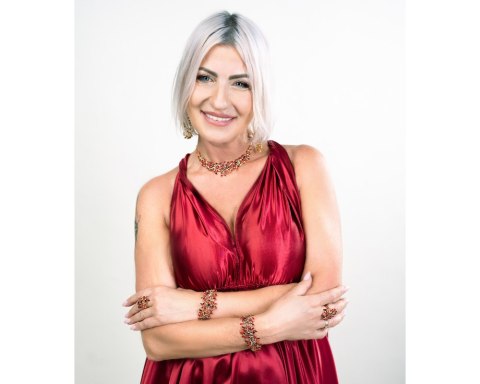 Bransoletka czerwone kwiatuszki z kryształkami z kolekcji Blossom (B8157AU/CZ)