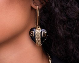 Kolczyki czarne serca z literkami BB z kolekcji Heart Harmony (P23/ZIM/78AU)