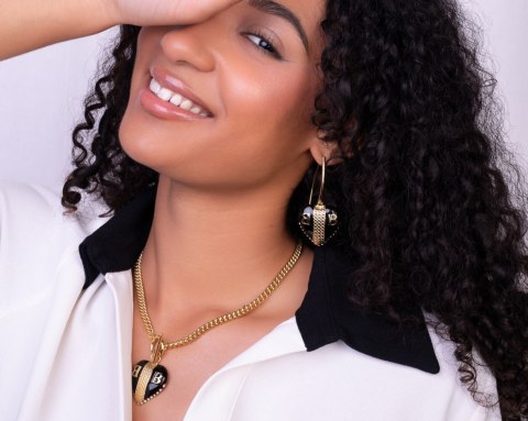 Kolczyki czarne serca z literkami BB z kolekcji Heart Harmony (P23/ZIM/78AU)